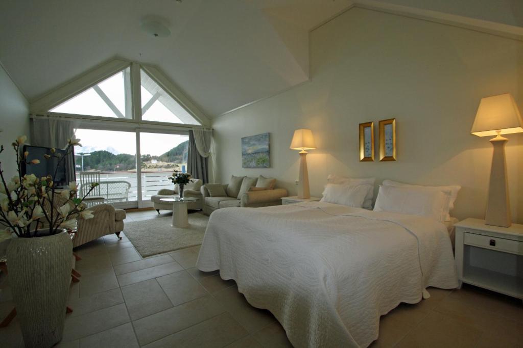 Sunde Fjord Hotel, Free And Easy Parking Solavagen Room photo