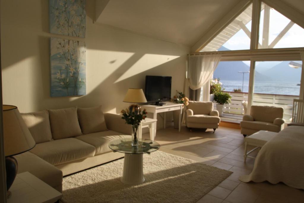Sunde Fjord Hotel, Free And Easy Parking Solavagen Room photo